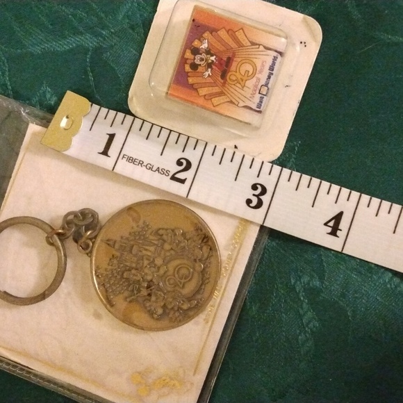 VINTAGE DISNEY 20TH ANNIVERSARY KEY CHAIN AND PIN - Picture 4 of 4